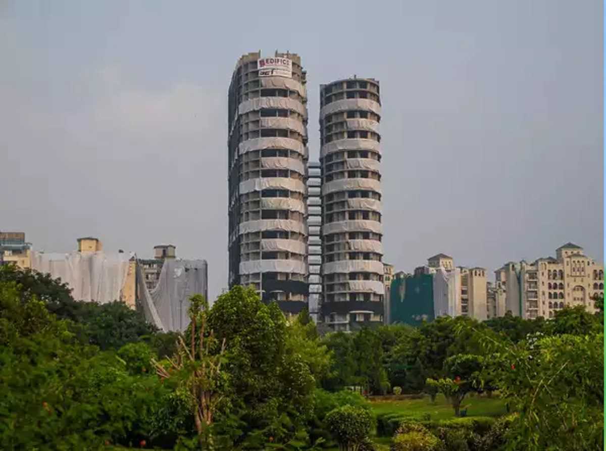 ट्विन टावर के आसपास का इलाका छावनी में तब्दील